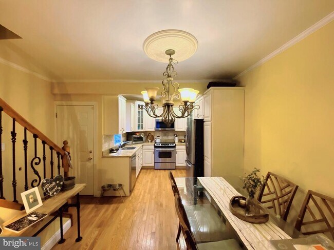 Building Photo - 130 Manton St