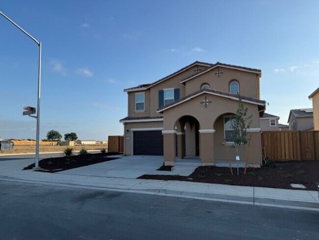 Building Photo - Beautiful 2 Story Home Ready To Be Home!