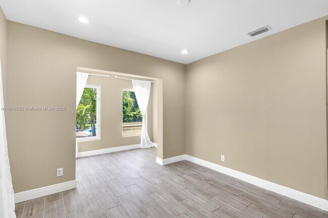 Building Photo - 1540 SE 23rd Ave