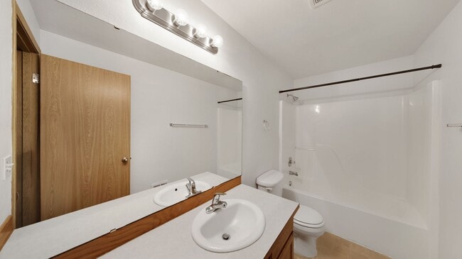 Building Photo - 3 Bed 2 Bath - Large Living Room - Office ...