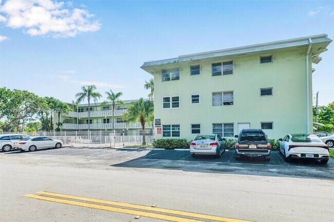 Building Photo - 1900 NE 8th Ct