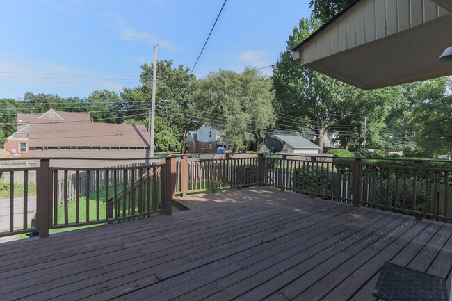 Building Photo - {7349} Tudor in Waldo + Beautiful Corner L...