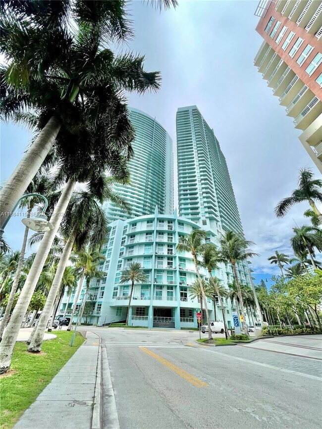 Building Photo - 1900 N Bayshore Dr