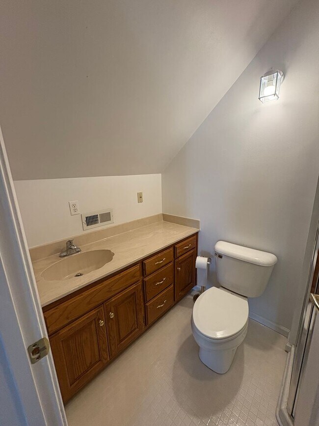 Building Photo - SPACIOUS & Beautiful Home Just Outside She...