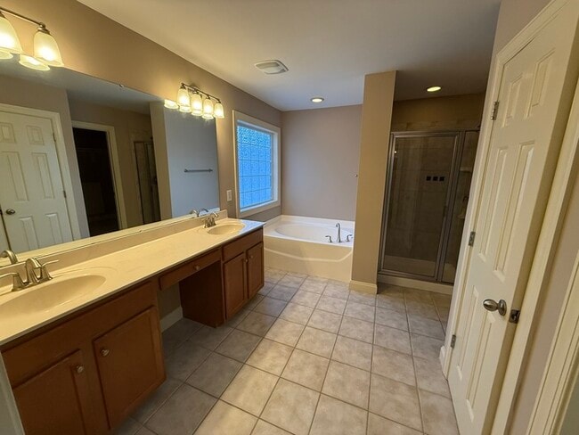 Building Photo - HUGE 5 Bedroom 3 Stroy Home with Fenced in...