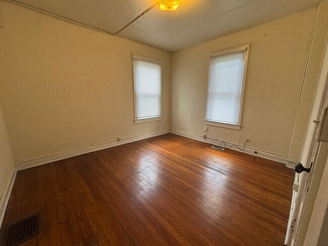 Building Photo - 215 E 9th St