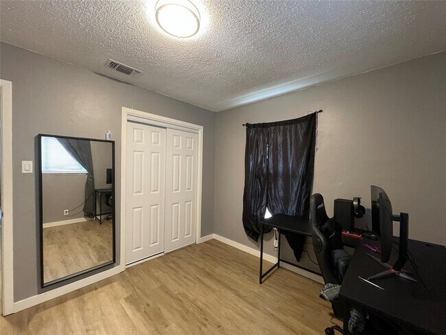 Building Photo - 2405 Parker Cir