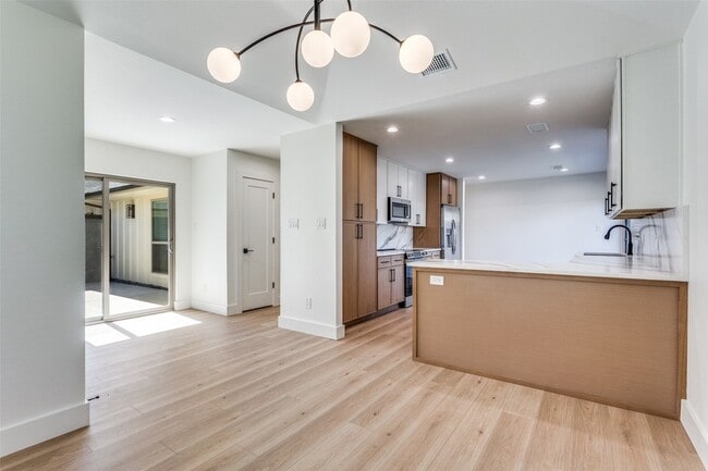 Building Photo - 200 Trellis Pl
