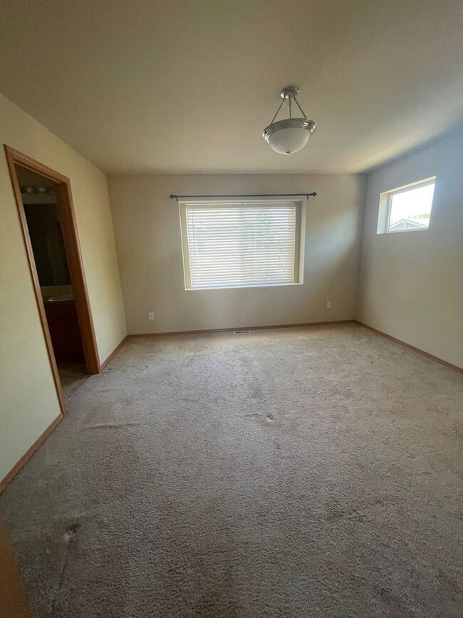 Building Photo - Spacious and Modern 4-Bedroom Home in Everett