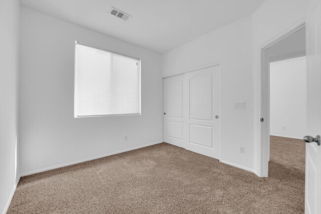 Building Photo - Beautiful 3/2 home! Corner lot in gated community!!