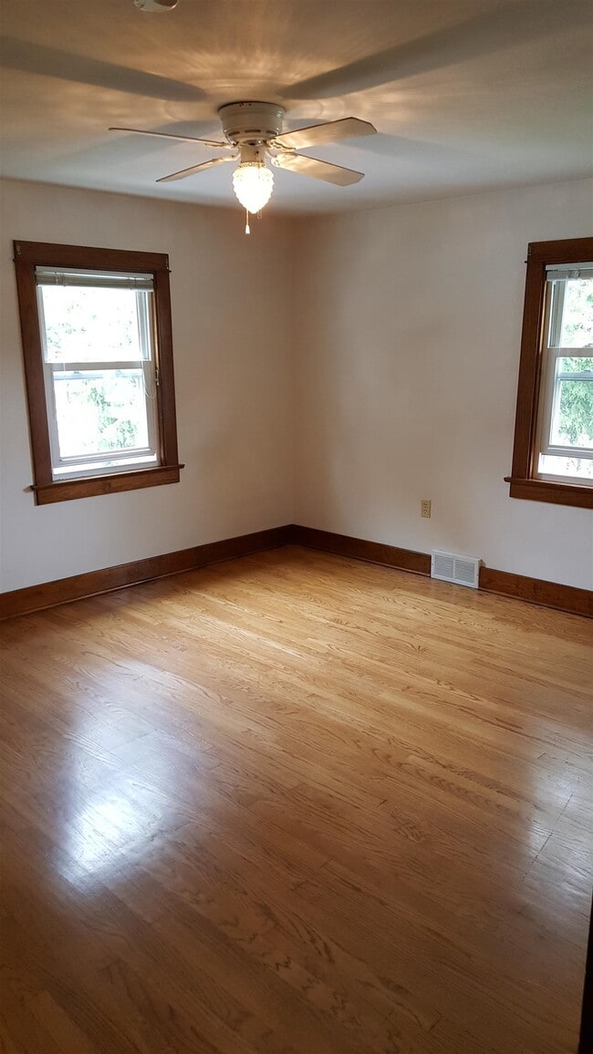Building Photo - 7220 Elmwood Ave