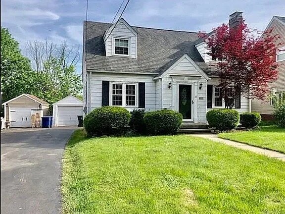 Building Photo - Beautiful house that features a master bedroom on the first floor