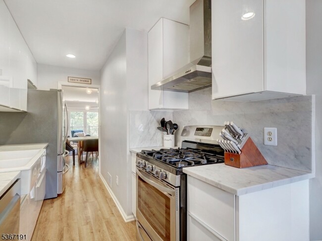 Building Photo - 65 Mews Ln