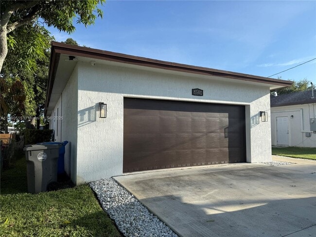 Building Photo - 5140 SW 24th St