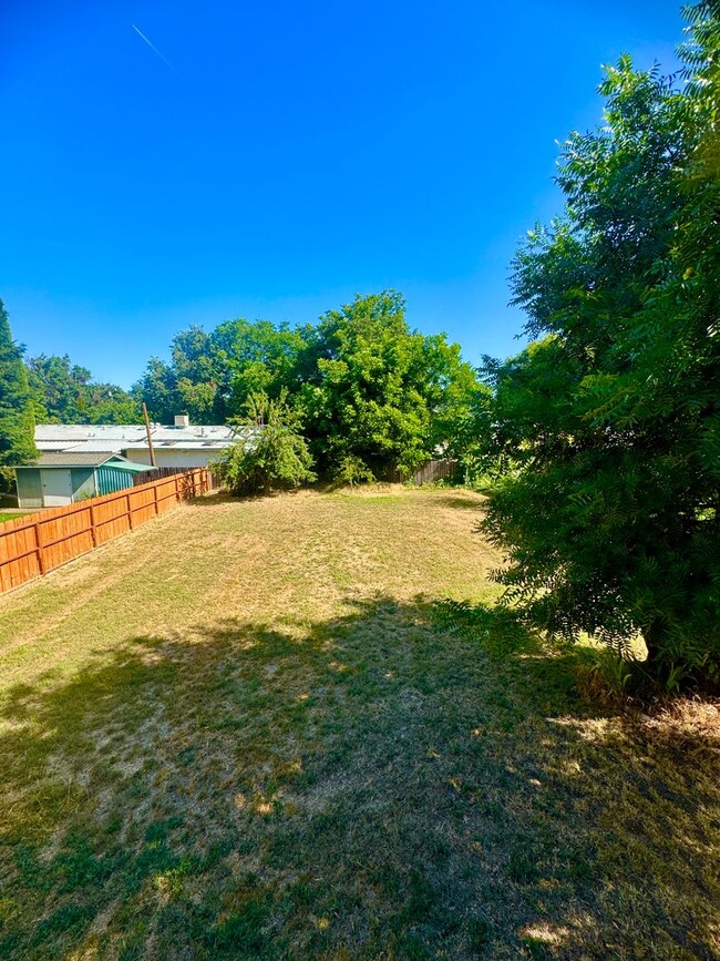 Building Photo - Charming 3-Bedroom, 2-Bath Home in a Pictu...