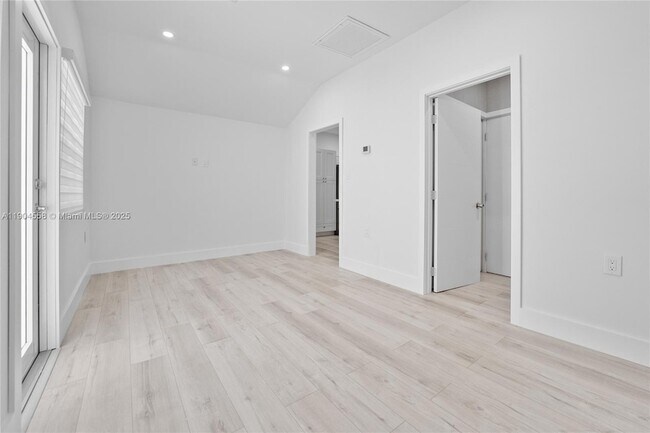 Building Photo - 129 SW 9th Ave