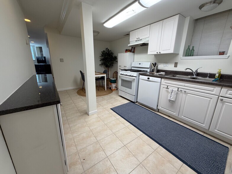 Building Photo - 1424 W Fletcher St