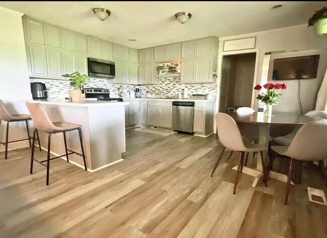 Building Photo - 40 Vandergrift Dr