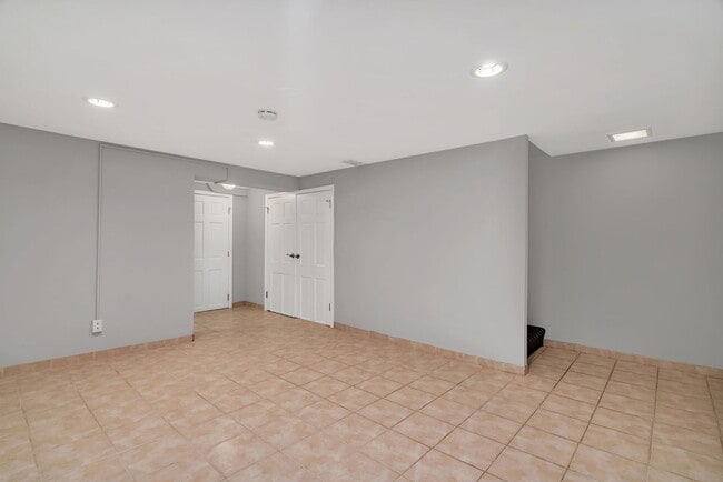 Building Photo - 13 S Waiola Ave