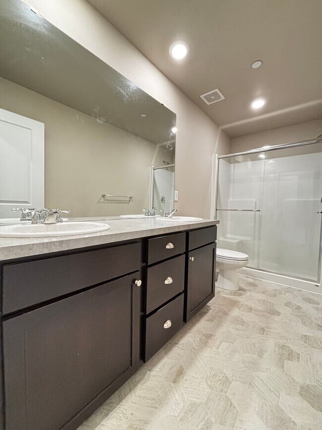 Building Photo - Wonderfully maintained Sunrise Townhome