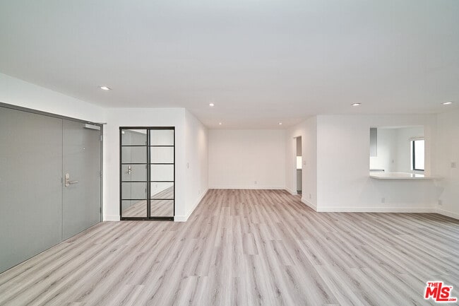 Building Photo - 137 S Maple Dr