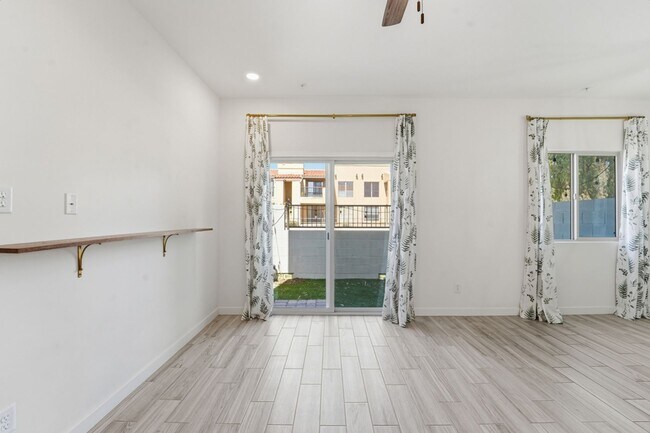 Building Photo - Stylish 2-bedroom, 2.5 bathroom townhouse in a desirable Phoenix location!