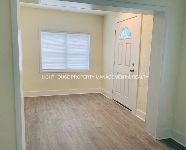 Building Photo - Fully Renovated & Cozy 3 Bed/2 Bath with F...