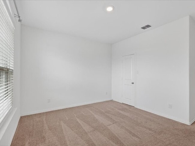 Building Photo - 1501 Lake Grove Dr