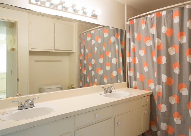 Building Photo - Winter 9 month lease! Partially Furnished 2 Bed 2, 1 Bath near the beach. No yearly leases