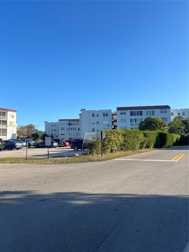 Building Photo - 2851 Somerset Dr