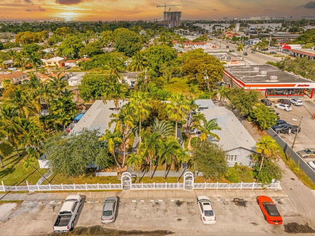 Building Photo - Bright & Updated 1-Bedroom in Prime Hollywood Location