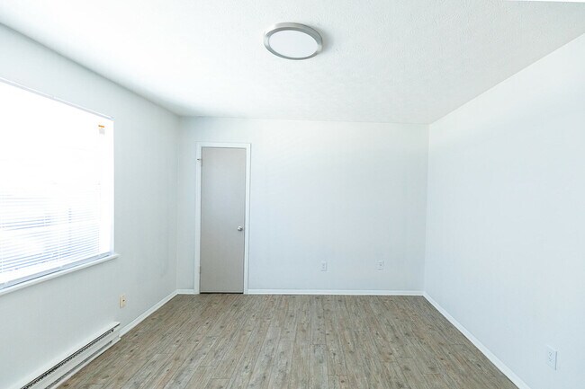 Building Photo - 405 Lily St