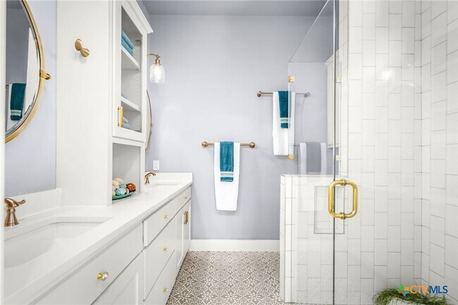 Building Photo - 653 Center Green