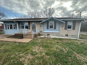 Building Photo - 416 Lealand Ln