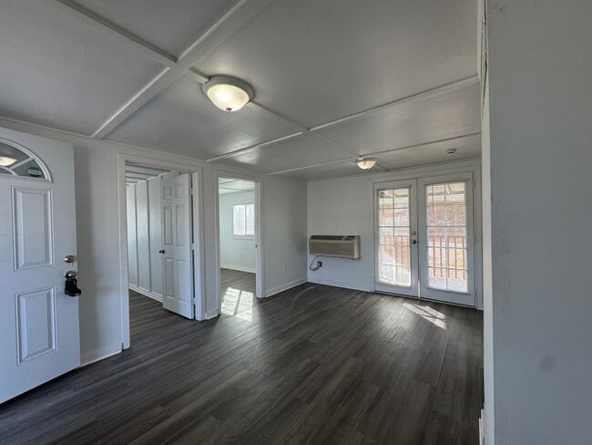 Building Photo - 2BR/1BA House w/ bonus room available FOR RENT NOW!