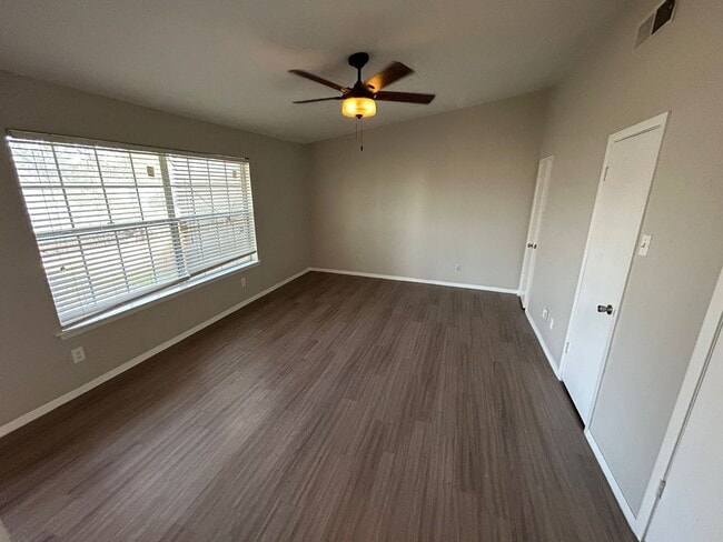 Building Photo - Enjoy a convenient and stylish living!