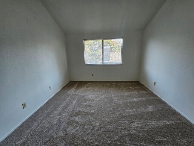 Building Photo - Great Location.... Gorgeous 2 Bedroom 2 Bath End Unit Condo in North San Jose