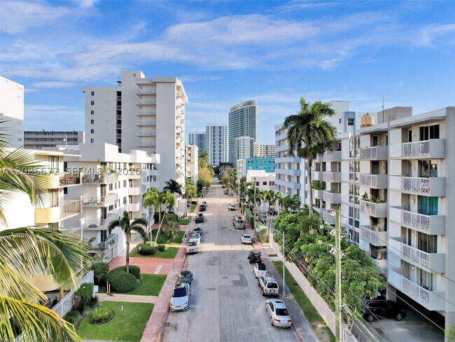 Building Photo - 1658 Bay Dr E