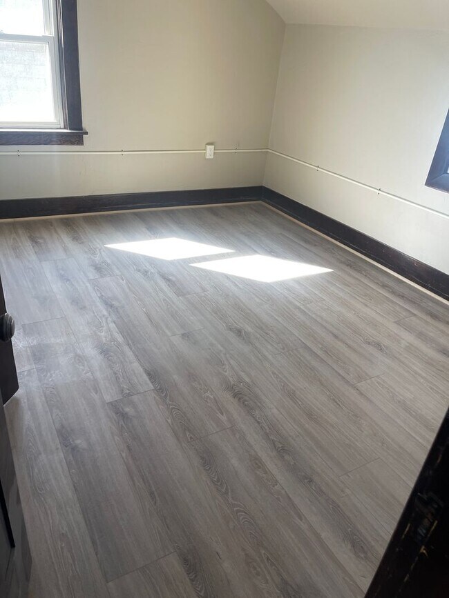 Building Photo - Large renovated house