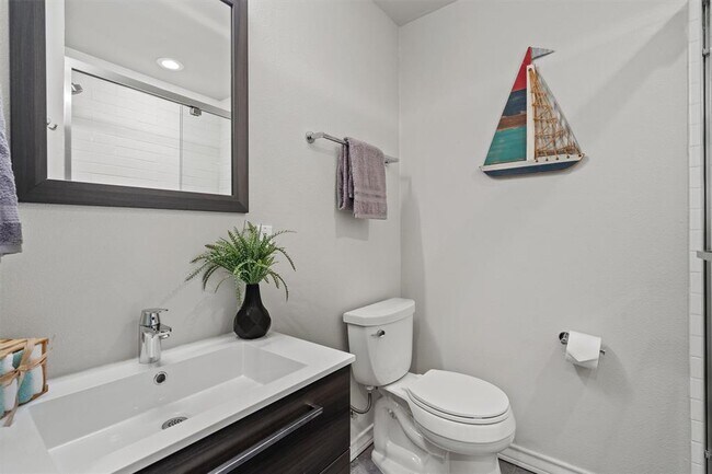 Building Photo - 504 Lakeshore Cir