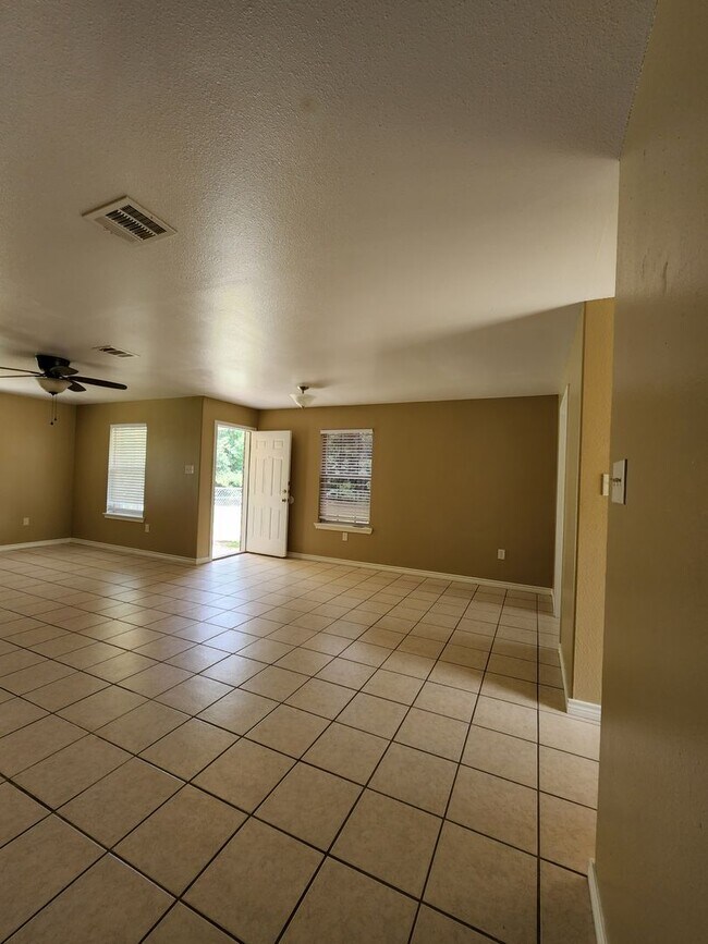 Building Photo - 3 bedroom 2 bath brick home