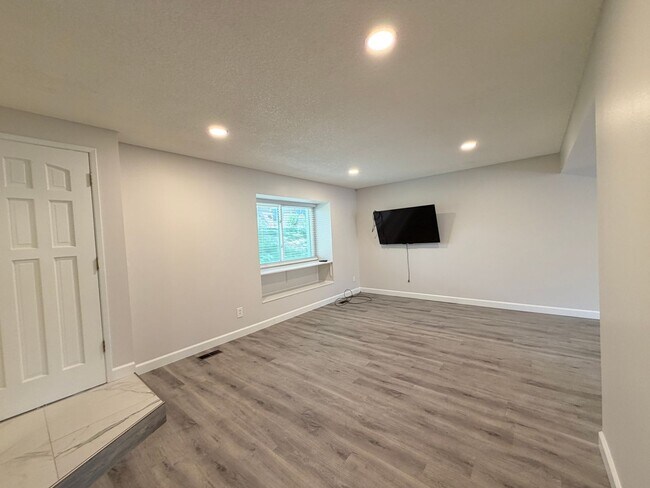 Building Photo - 529 S Xenon Ct