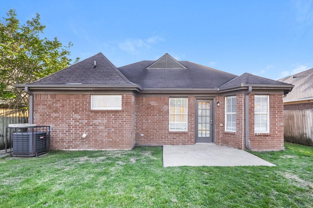 Building Photo - 7642 Fox Hunt Dr E