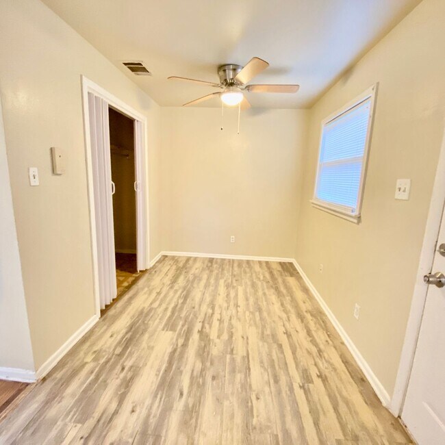 Building Photo - $0 First Month's Rent / $0 Deposit at Move-in