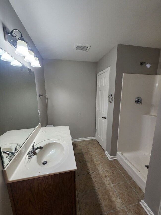 Building Photo - Beautiful 2 bedroom 2 full bath condo close to clubhouse and pool