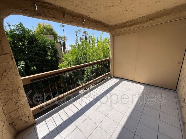 Building Photo - 5300 E Waverly Dr