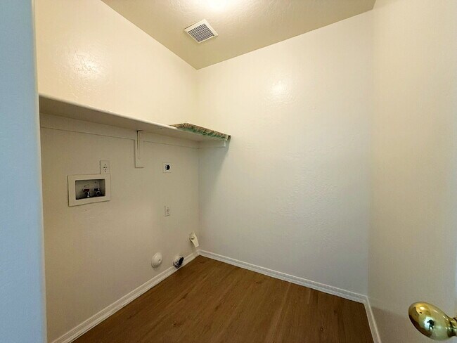 Building Photo - For Rent: Spacious 3 Bed, 2.5 Bath Home with Den, Bonus Room and fresh landscaping!