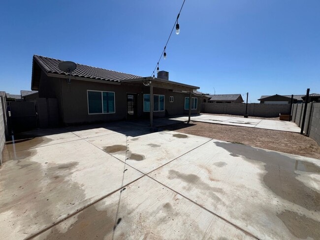 Building Photo - 4 BEDROOM HOME!