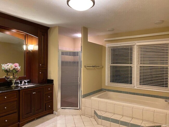 Building Photo - 2206 E Autumn Dr