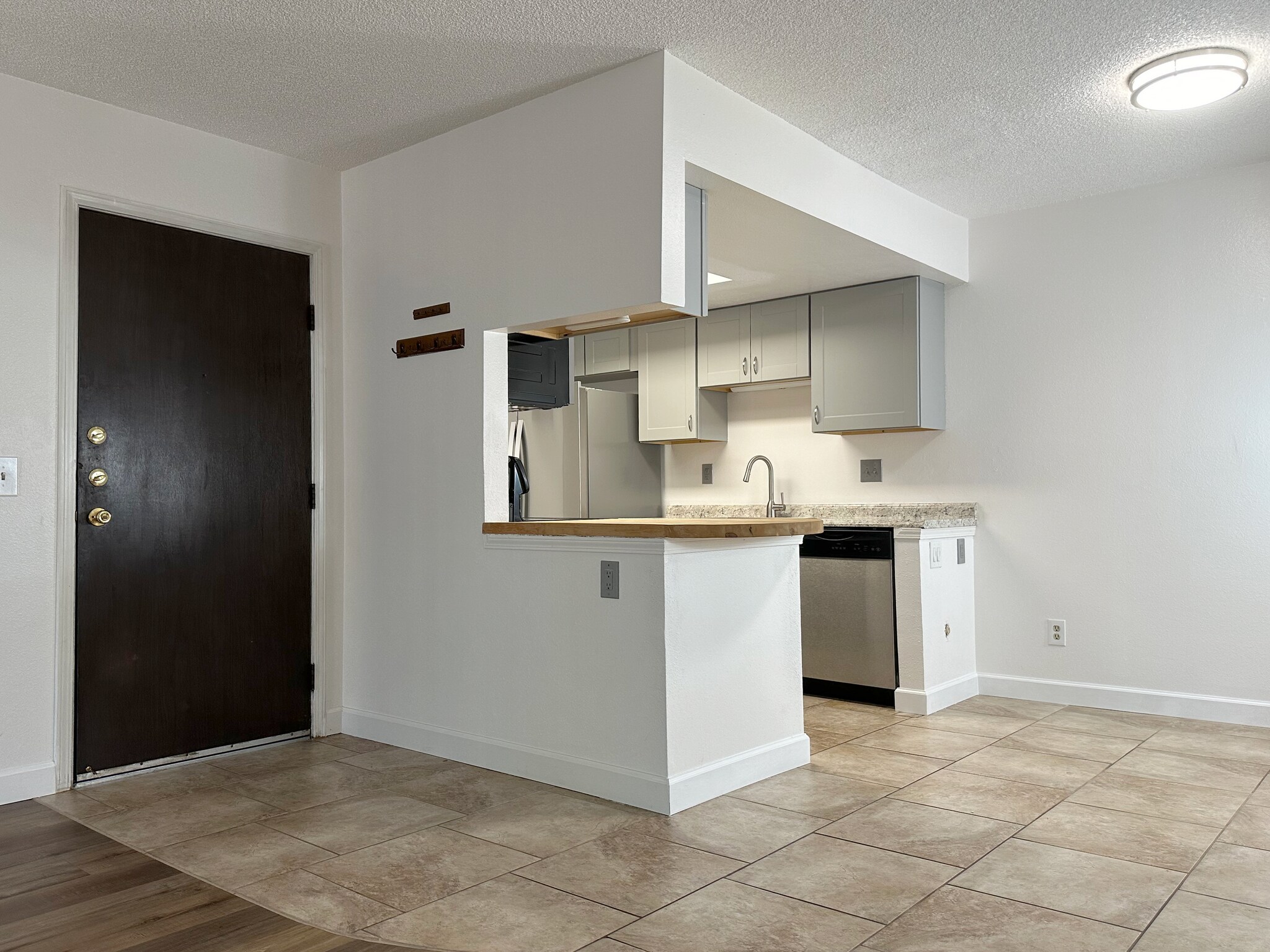 Building Photo - 8555 Fairmount Dr